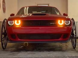 В сети показали эпатажную версию Dodge Challenger Hellcat с колесами, как у кареты (ВИДЕО)