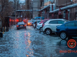 В Днепре из-за канализации затопило улицу Байды-Вишневецкого