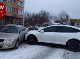 В Киеве Tesla без водителя устроил ДТП, фото