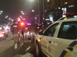 В Киеве двое мужчин на Skoda расстреляли Toyota Camry: их задержали спецназ и оперативники