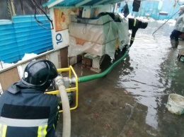 На Черемушках затопило дом: воду откачивали спасатели