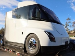 Электрический грузовик Tesla Semi готов к производству