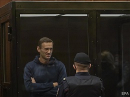 "Путин посадил Навального за то, что тот выжил". В соцсетях обсуждают заключение российского оппозиционера