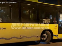 На проспекте Яворницкого крупногабаритный маршрутный автобус зацепил джип (ВИДЕО)
