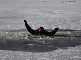 Вовремя успели: на Березняках полицейские спасли человека, который едва не ушел под лед