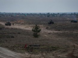 Что творится: возле Днепра военные ездят на танках и стреляют