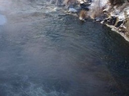 В Кривом Роге сбрасывают шахтные воды в реку Ингулец из пруда-накопителя