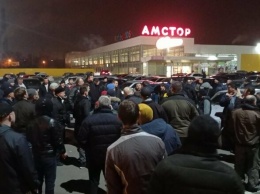 Нужно повысить тариф! В Мариуполе ночью митингуют таксисты, - ФОТО