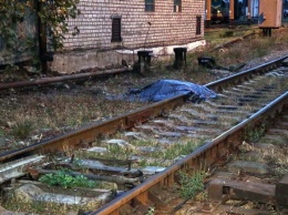 Легла головой на рельсы: под Харьковом под колесами поезда погибла молодая женщина