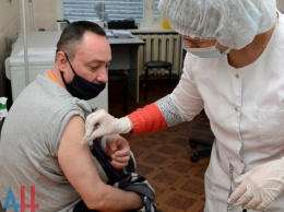 К вакцинации от коронавируса присоединились сотрудники крупнейших вузов ДНР