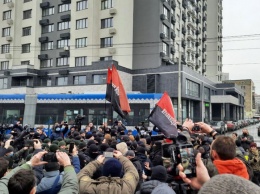 Возле телеканала "НАШ" устроили акцию протеста: активисты подрались с Нацгвардией