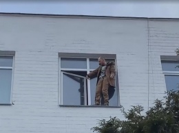 Активиста, который угрожал прыгнуть с окна на четвертом этаже отделения полиции в Киеве, уговорили спуститься