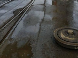 В Киеве у трамвая на ходу отпало колесо, фото