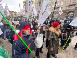 ФОПы протестуют под офисом мамы главы финансового Комитета Рады и требуют забрать сына на перевоспитание. Фото