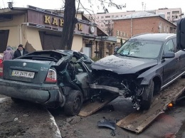 Всмятку: на Клочковской Audi влетела в припаркованные машины