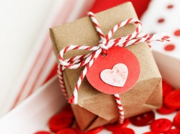 Лучшие подарки, которые можно сделать девушке в День влюбленных-2021