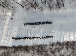 В Москве задержали участников перфоманса, которые охраняли слово "свобода"