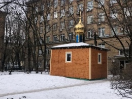 "Какого патриархата?": во дворе дома на Печерске появилась мини-церковь