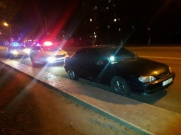 В Мариуполе возле отдела полиции в автомобиле забаррикадировался пьяный водитель, - ФОТО