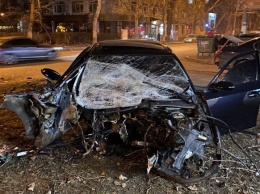 В Одессе BMW влетел в столб и загорелся: водитель чудом выжил