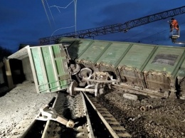 Под Днепром перевернулся поезд, движение заблокировано (ФОТО)