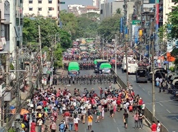 В Янгоне студенты и преподаватели выступили против военной диктатуры