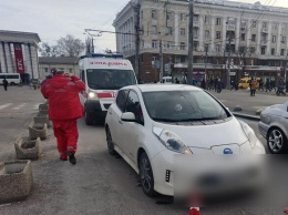 Потащил за собой: в Днепре водитель защемил руку патрульному стеклом и поехал