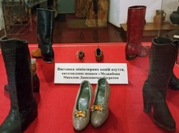 В Меджибоже на Хмельнитчине экспонируют коллекцию миниатюрной обуви