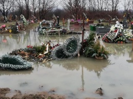 В Закарпатской области затопило кладбище