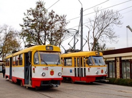 Чуть не погиб: в Одессе пьяный мужчина упал на трамвайных рельсах