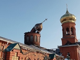 Плохие знаки: на сгоревший купол церкви в Новоалександровке упала часть крана (видео)
