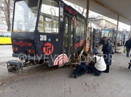 Массовый сход трамваев с рельс в районе Пастера и пл. Старомостовой - есть пострадавшие