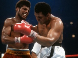Умер легендарный американский боксер, побеждавший Мохаммеда Али