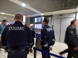 Из-за новых ограничений сотни пассажиров не смогли вылететь из Франции