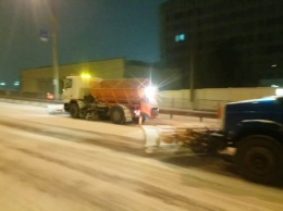 Киев засыпало снегом: коммунальщики всю ночь расчищали столичные дороги (ФОТО)