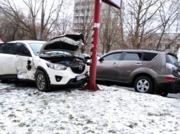 В Николаеве Mitsubishi врезалась в Mazda, четыре человека пострадали