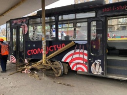 Без переломов не обошлось: что с женщиной, которую на Старомостовой задел трамвай