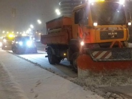 В Украине прогнозируют сильный снег, ветер и гололед. Во Львове работают все коммунальщики, а в Киеве с ночи расчищают дороги