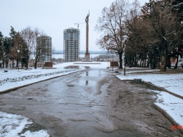 В центре Днепра прорвало трубу - возле памятника Славы образовалось озеро