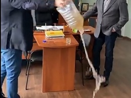Народный депутат залил кабинет мэра Павлограда неочищенными стоками