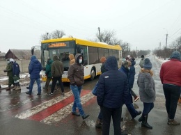 В Мариуполе активисты перекрыли дорогу: требуют закрытия блокпоста в сторону Мелекино, - ФОТО