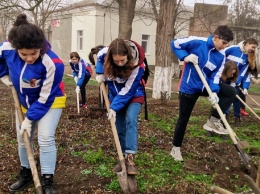 120 крымских студентов 10 дней занимались благоустройством памятников, скверов и парков