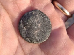 На севере Израиля нашли древнейшую монету времен Римской империи. Фото