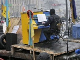 Революция Достоинства: на баррикадах дали концерт с сине-желтым пианино