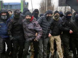 Жгли фаера и дымовые шашки: под телеканалом "НАШ" снова протестовали