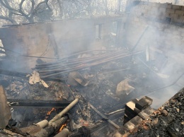 Масштабный пожар под Чугуевом. Два здания полыхали всю ночь