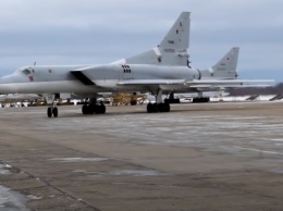 Минобороны показало видео пролета пары бомбардировщиков Ту-22М3 над Черным морем