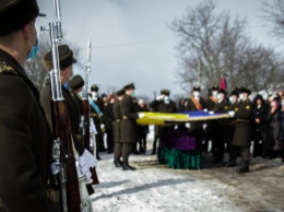 В Черкасской области простились с бойцом, который погиб в зоне ООС