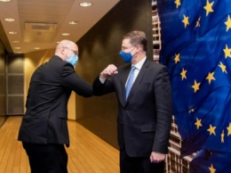 ЕС готов начать рассмотрение либерализации торговли с Украиной - Домбровскис