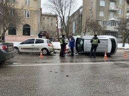 В центре Харькова учебная машина столкнулась с авто «Hyundai»: от удара один из автомобилей перевернулся, - ФОТО